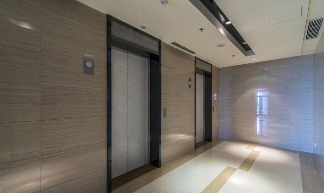 绿地中心电梯间